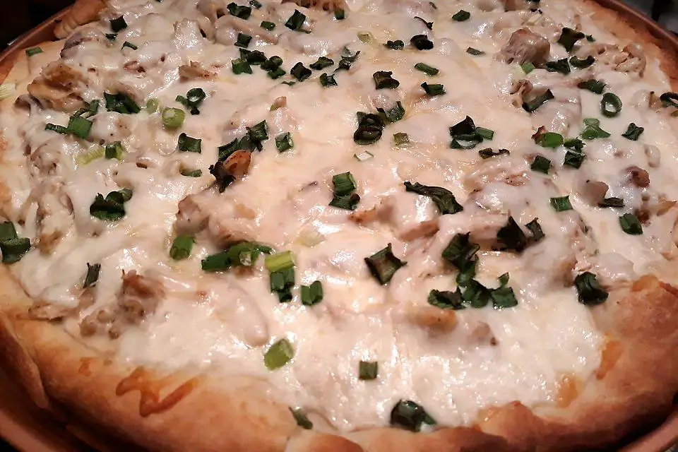 Olive Garden Chicken Alfredo Pizza