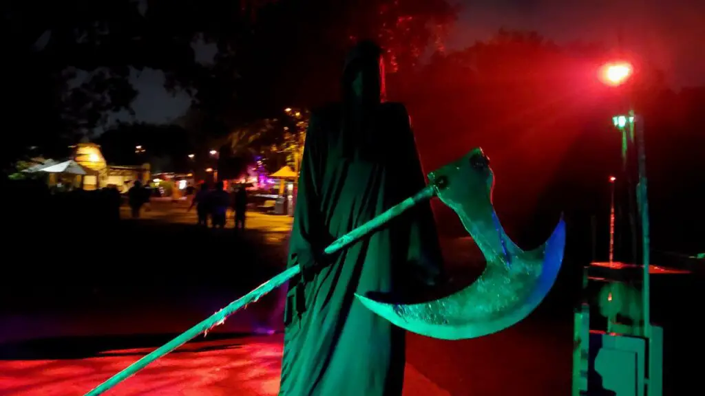 How Does Seaworlds Howloscream Compare to Busch Gardens Howloscream