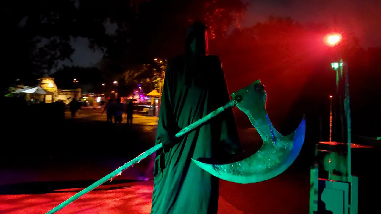 How Does Seaworlds Howloscream Compare to Busch Gardens Howloscream