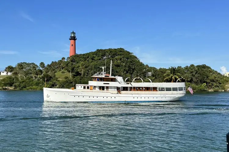 Luxury Boat Rentals in Beach Gardens