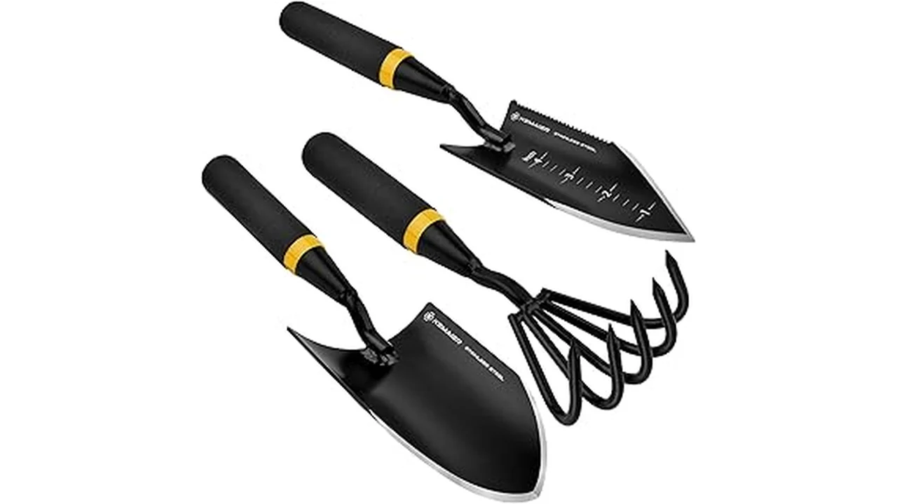 The image shows several durable stainless steel garden trowels arranged neatly for review.